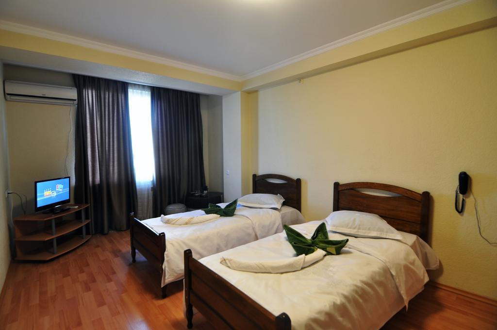 Sun Rise Hotel Tbiliszi Szoba fotó